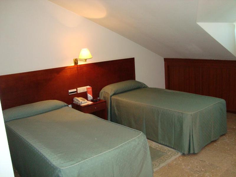 Twin Room - Attic image 3
