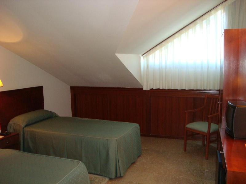 Twin Room - Attic image 4