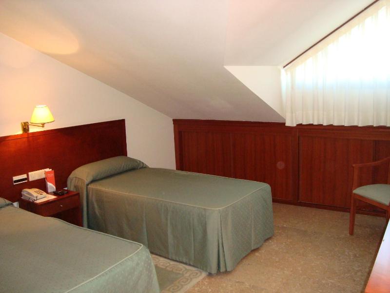 Twin Room - Attic image 1