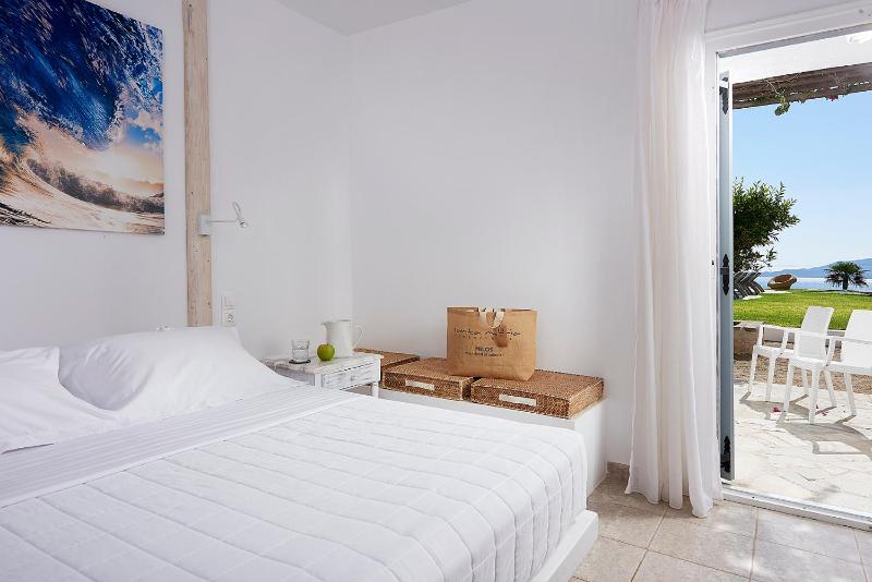 Double Room with Terrace and Pool View image 3