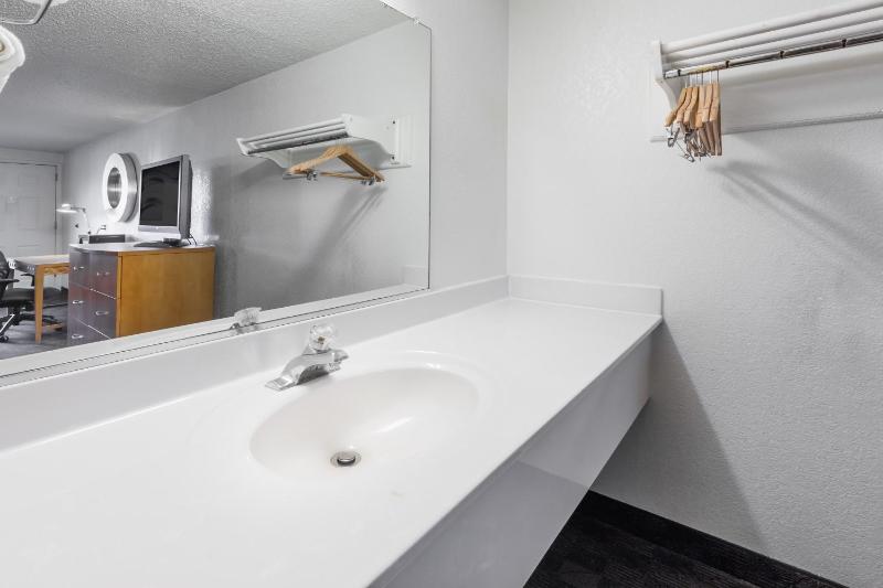 King Room - Non-Smoking image 2