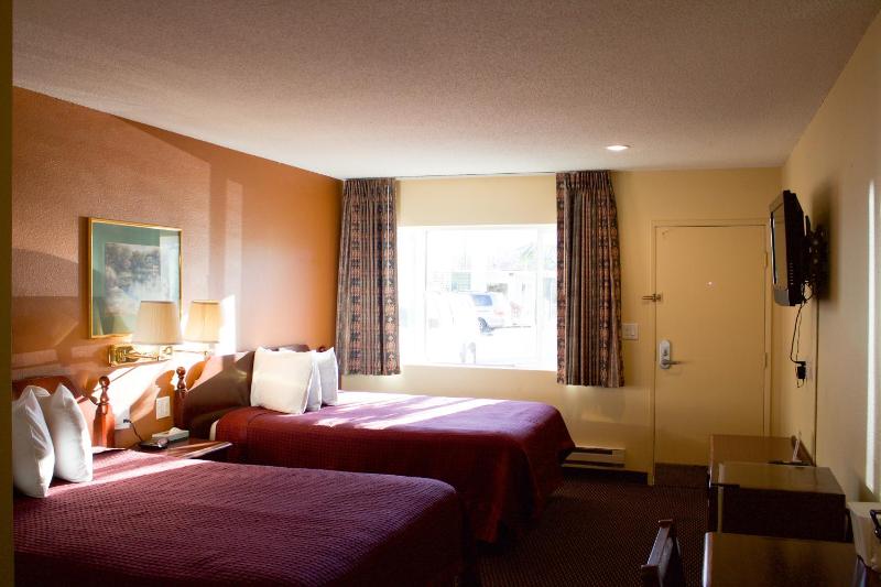 Queen Room with Two Queen Beds - Non-Smoking image 4