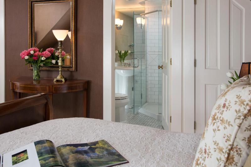 Deluxe Queen Room image 3