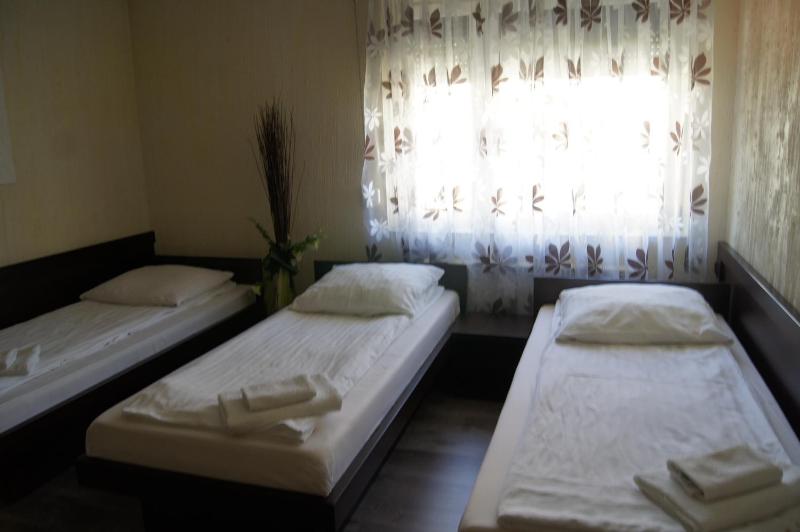 Standard Triple Room image 2