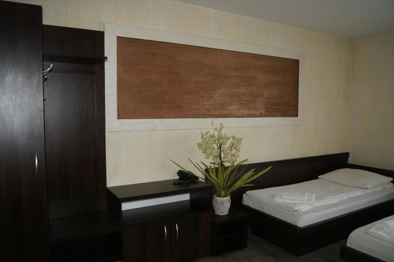 Standard Triple Room image 2