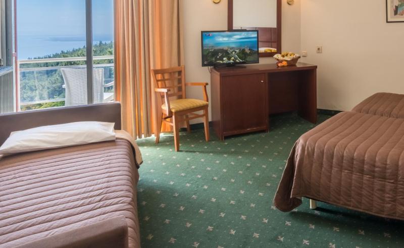 Triple Room with Pool View image 3