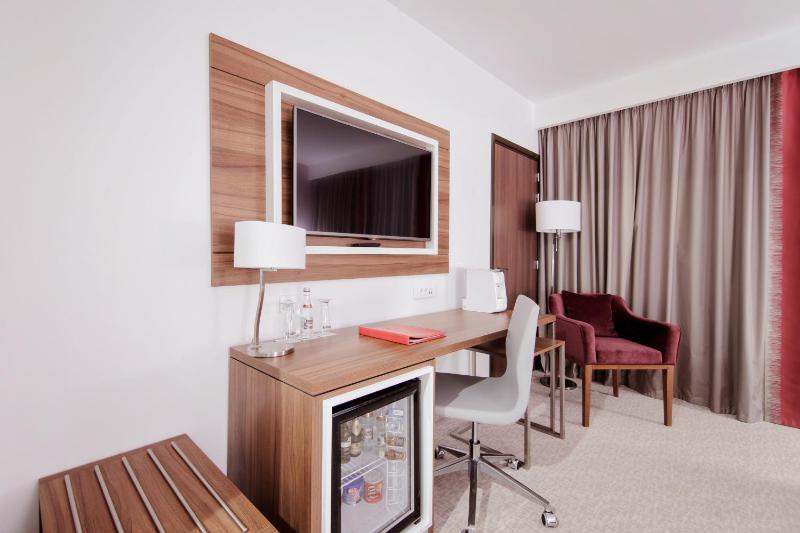 Ramada Plaza by Wyndham Craiova - image 30