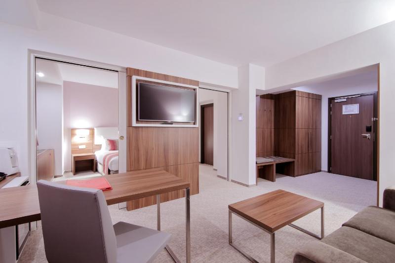 King Suite - Non-Smoking image 4