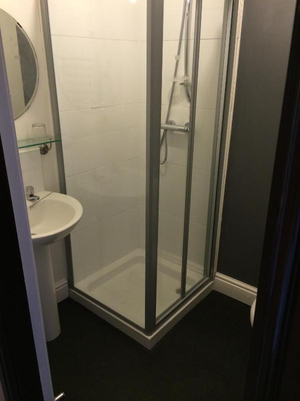 Twin Room with Bathroom image 2