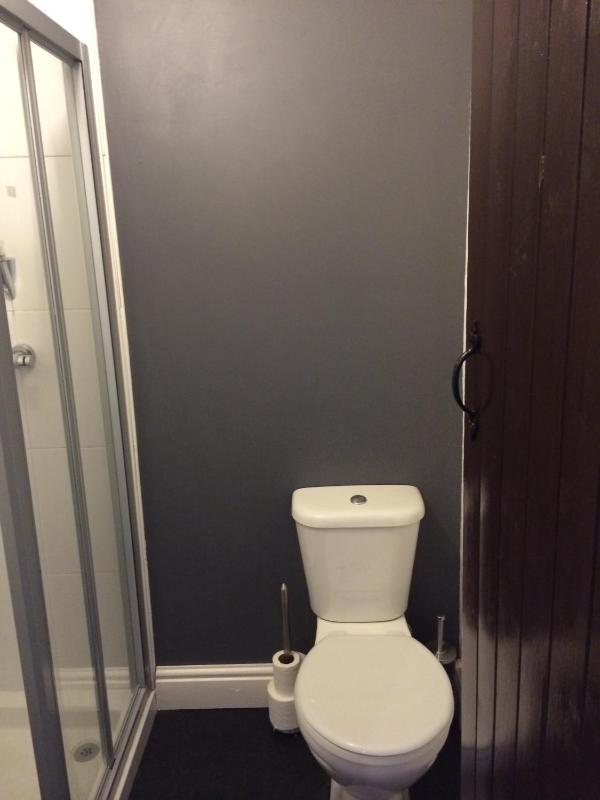 Twin Room with Bathroom image 4