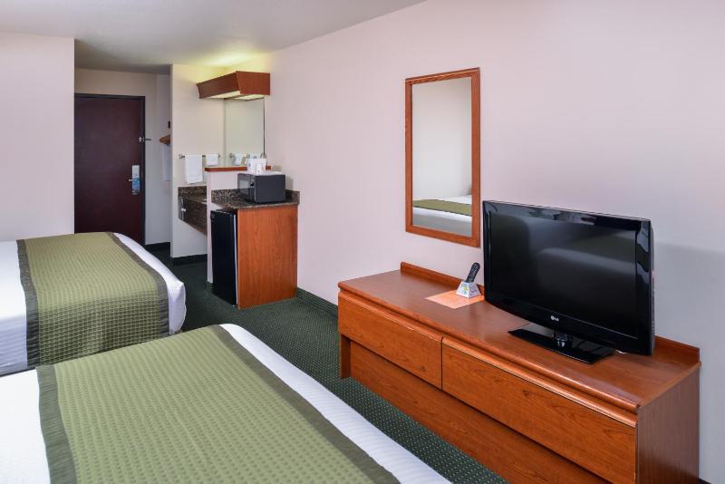 Queen Room with Two Queen Beds - Pet Friendly image 2