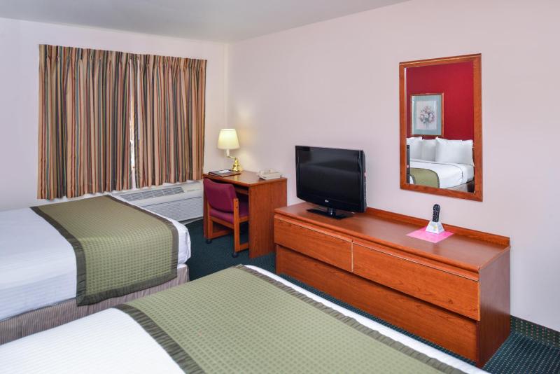 Queen Room with Two Queen Beds - Pet Friendly image 4