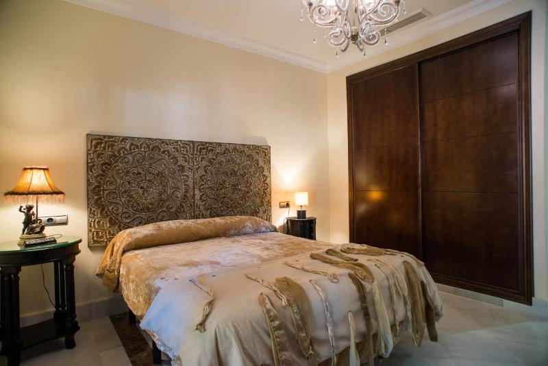 Deluxe Double Room with Couch image 4