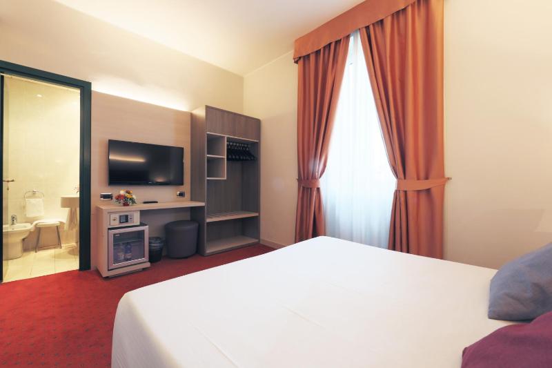 Double or Twin Room image 4