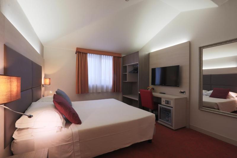 Double or Twin Room image 2