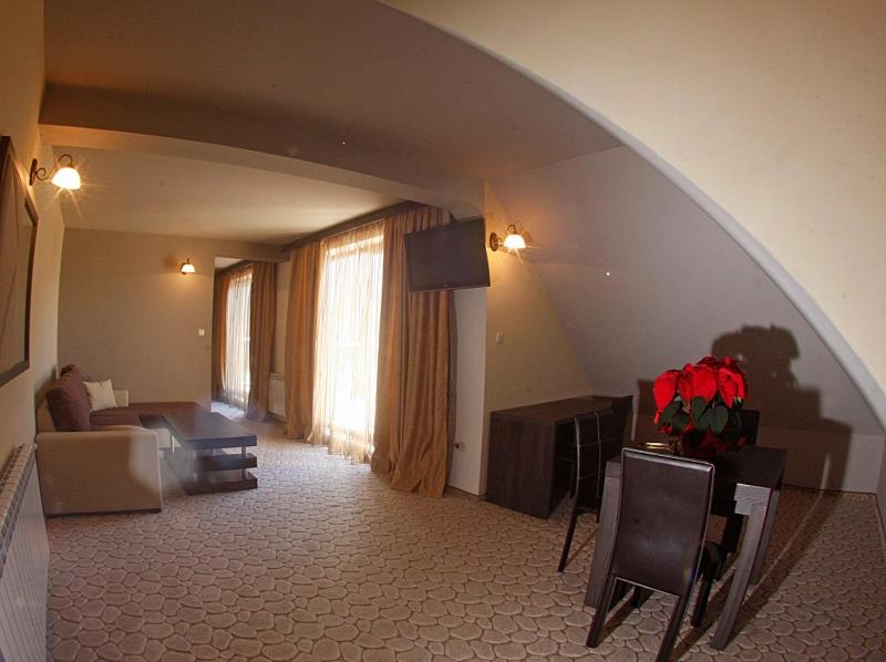 Superior One-Bedroom Suite with Balcony image 4