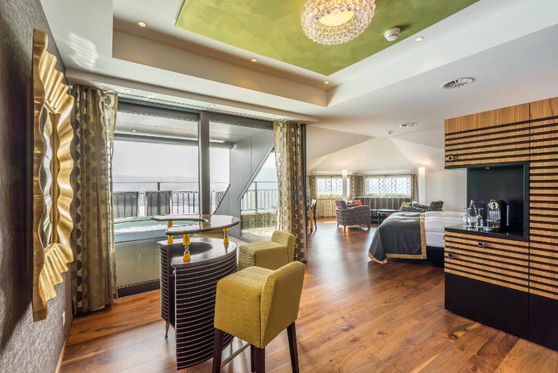 Signature Penthouse Spa Suite Lake View image 3