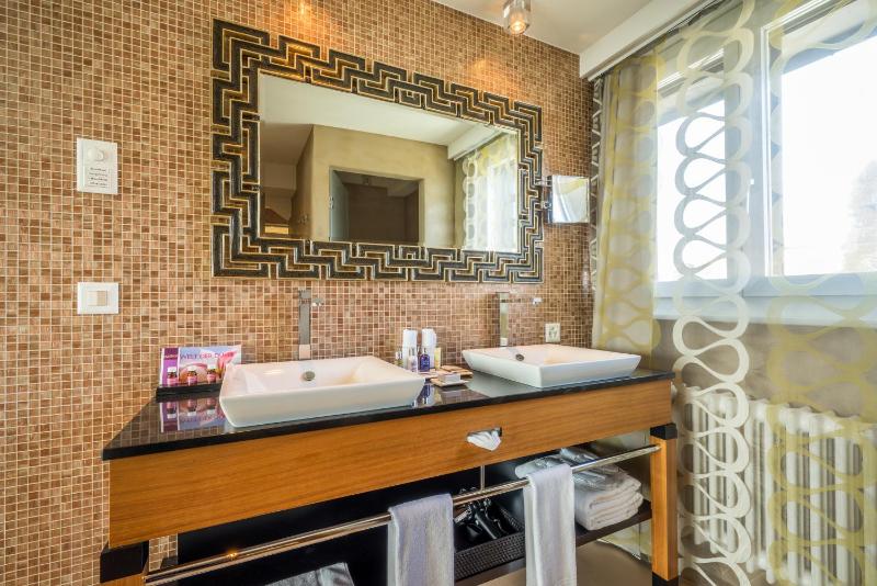 Signature Penthouse Spa Suite Lake View image 4