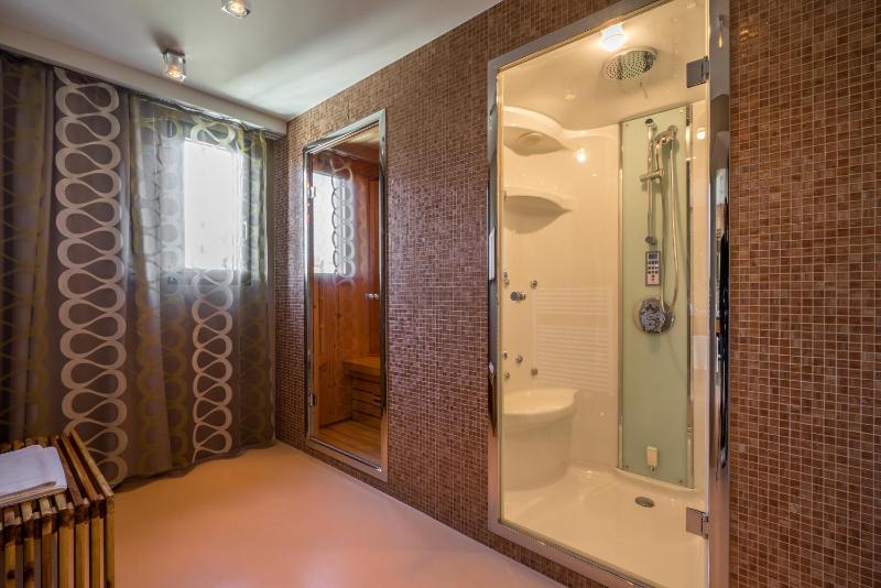 Signature Penthouse Spa Suite Lake View image 2
