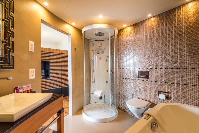 Penthouse Spa Suite Lake View image 3