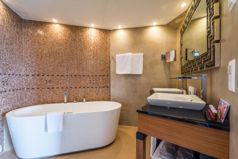 Penthouse Spa Suite Lake View image 2