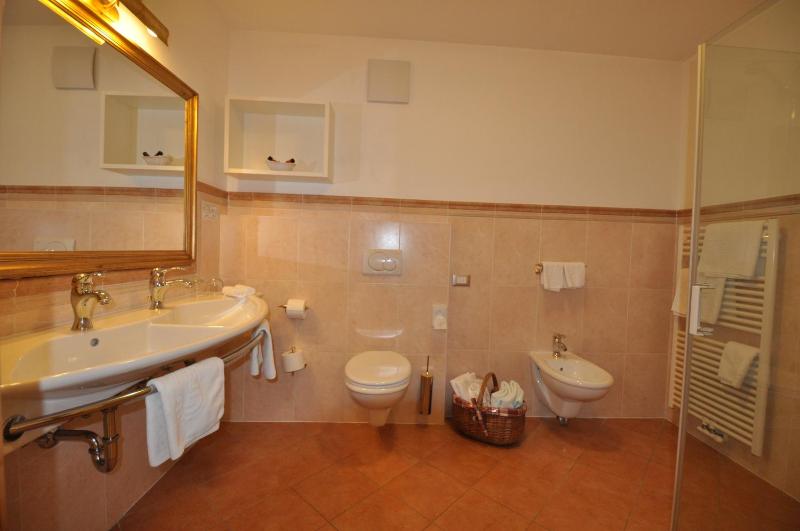 Deluxe Double or Twin Room with Balcony image 3