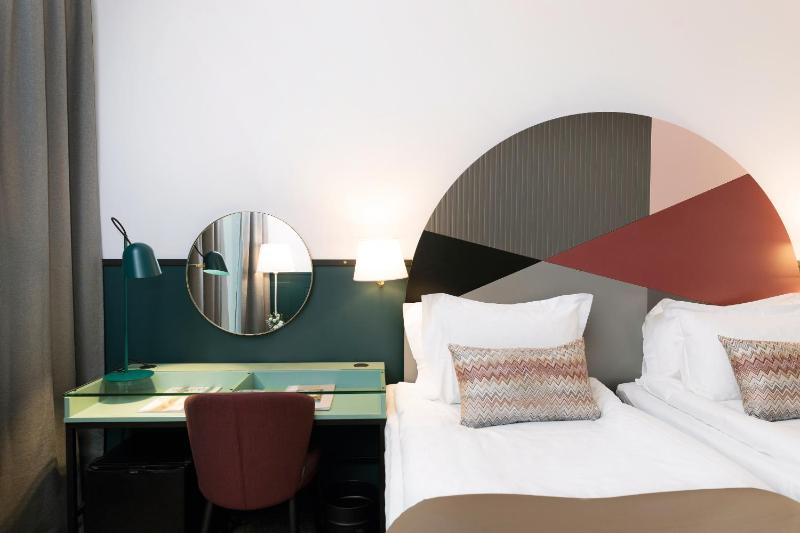 Standard Twin Room image 3
