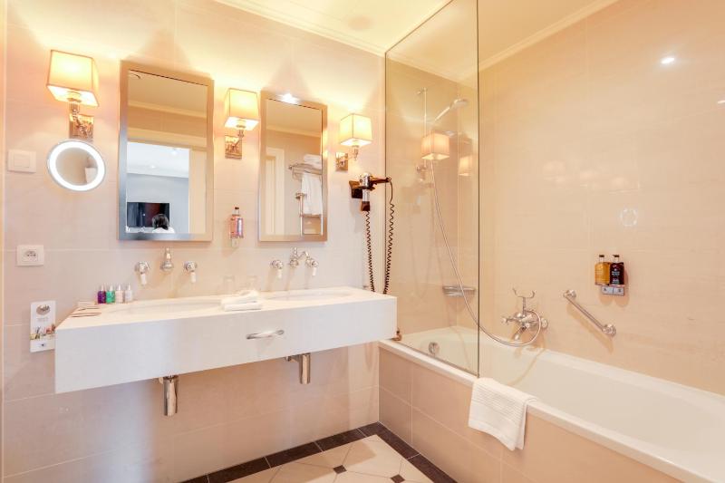 Deluxe Suite image 3