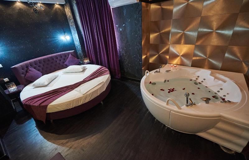Suite with Hot Tub image 2