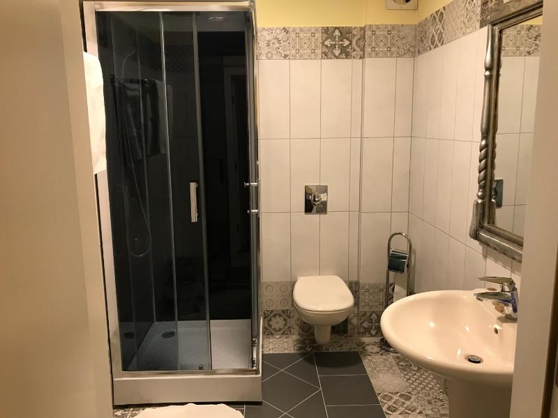One-Bedroom Bungalow image 4