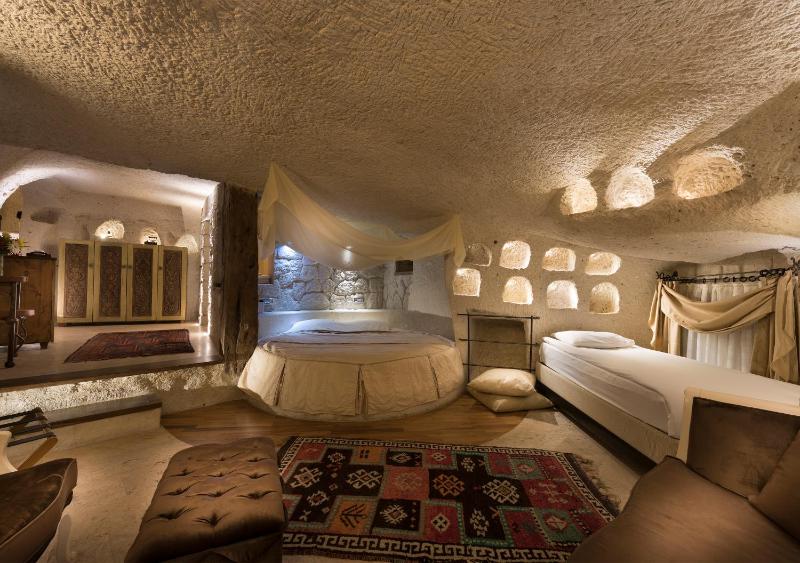 Presidential Cave Suite image 4