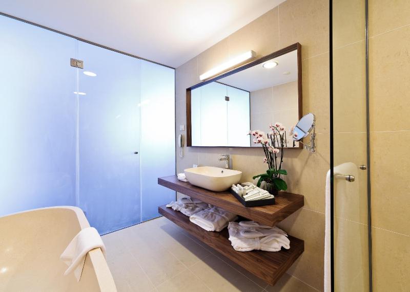 Suite with Balcony and Golf View - Free SPA Access image 4