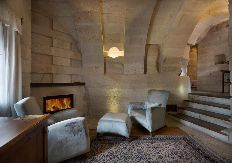 Deluxe Cave Suite image 3