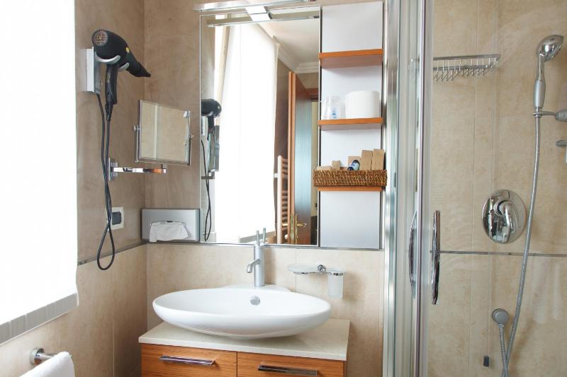 Deluxe Double Room image 3