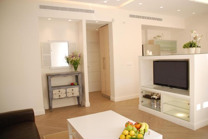 Two-Bedroom Apartment with Small Balcony - King George 74 image 2