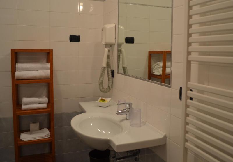 Economy Double Room image 2