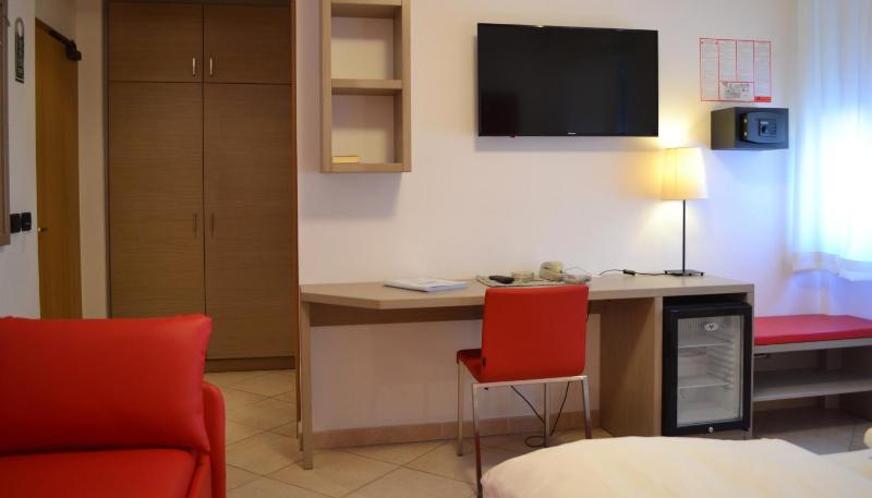 Economy Double Room image 4