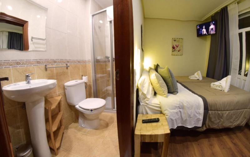 Twin Room image 4