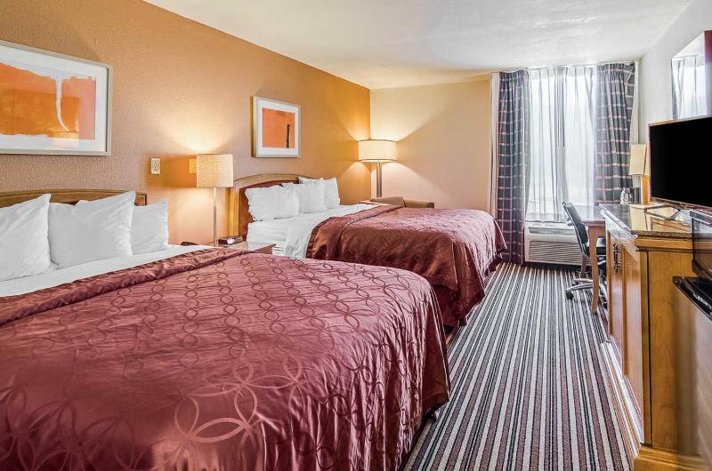Queen Room with Two Queen Beds - Smoking image 4