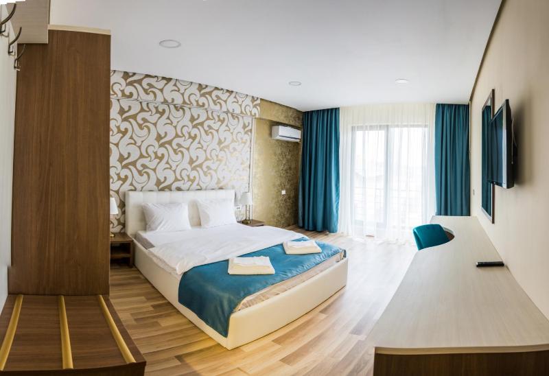 Deluxe Double Room with Balcony image 4