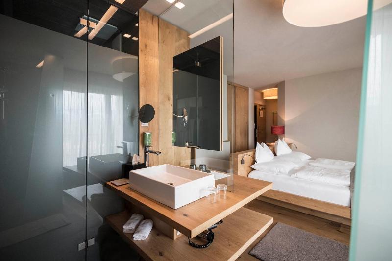 Double Room with Balcony image 1