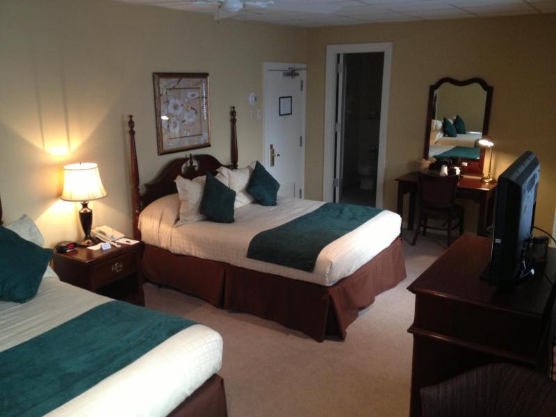Queen Room with Two Queen Beds - Non-Smoking image 3