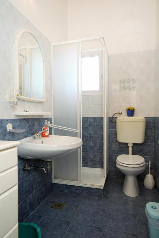 One-Bedroom Apartment with Terrace and Sea View image 3