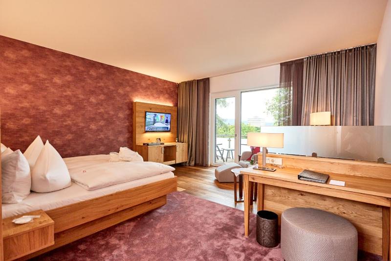 Superior Double Room with Balcony image 2