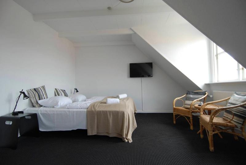 Budget Double Room with Private Bathroom image 1