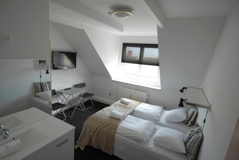 Budget Double Room with Private Bathroom image 4