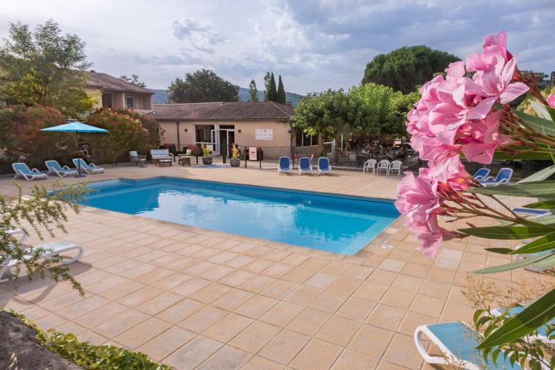 Triple Room with Pool View image 2