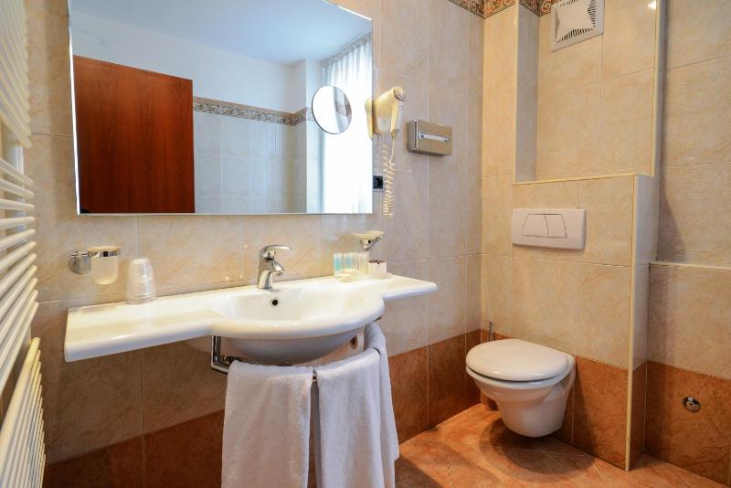 Family Room (4 Adults) image 2