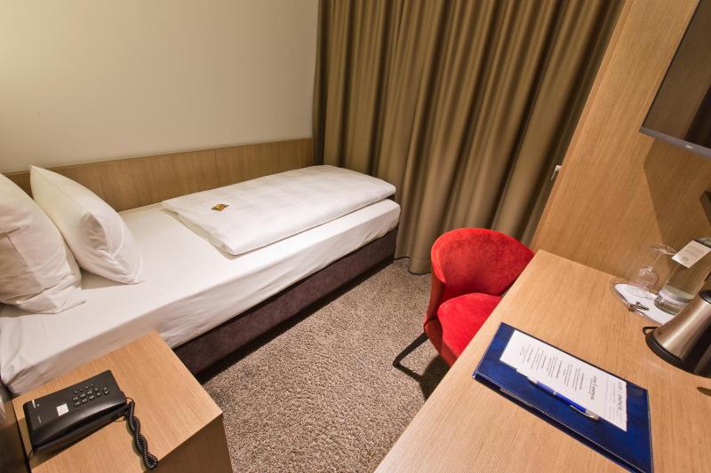 Standard Single Room image 3