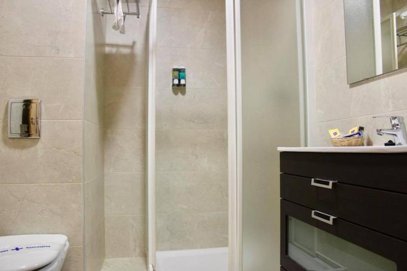 Double or Twin Room image 3